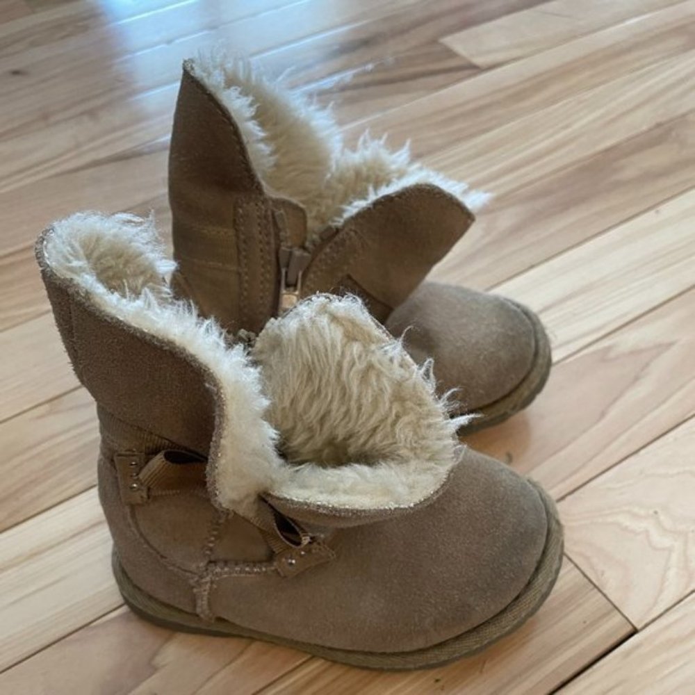 Infant Fuzzy Boots Size 2